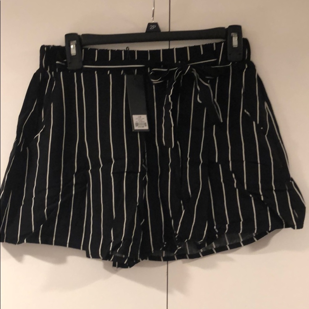 Stripes tie waste shorts.